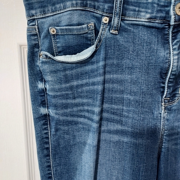 Torrid Medium Wash Sky High Skinny Super Soft High-Rise Jean in Size 18 R - Picture 2 of 11